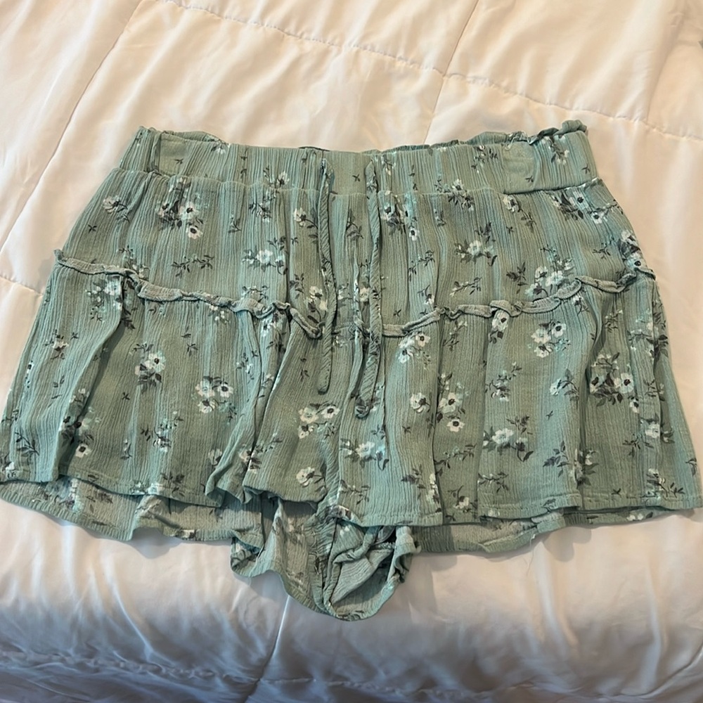 Altar’d State Size Large Flowy Floral Shorts
